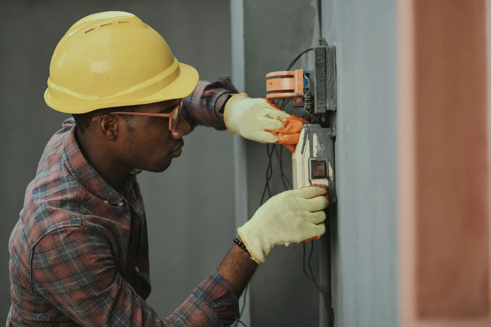 Electricista revisando un cuadro eléctrico durante una reforma